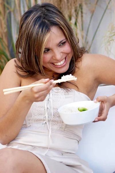 Hermosa Mujer Comiendo Arroz Con Palos — Foto de Stock