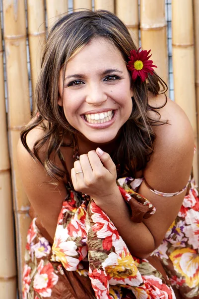 Piękna Łacińska Uśmiechnięta Kobieta Kwiatem Włosach — Zdjęcie stockowe