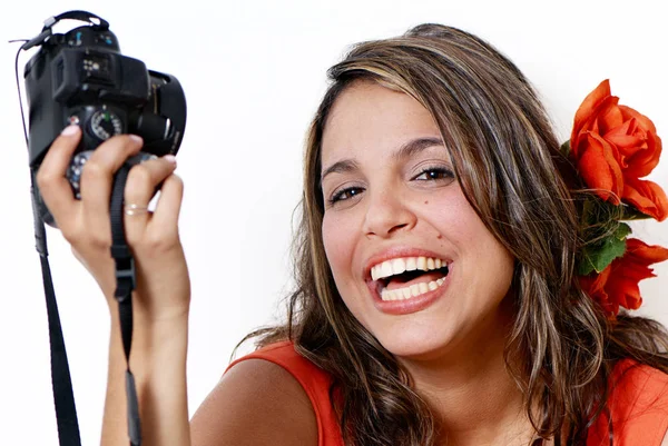 Szczęśliwa Młoda Kobieta Pozowanie Kamery Białym Tle — Zdjęcie stockowe