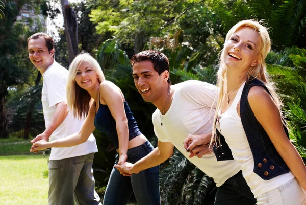Feliz Grupo Amigos Sonriendo Aire Libre Parque —  Fotos de Stock