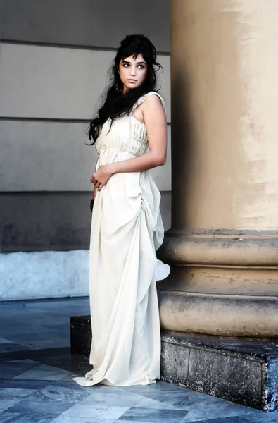 Elegante Jonge Vrouw Witte Jurk Romaanse Stijl — Stockfoto