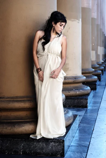 Elegantní Mladá Žena Bílých Šatech Románský Styl — Stock fotografie