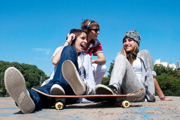 Jugendliche Posieren Mit Skateboard Auf Stadtstraße — Stockfoto