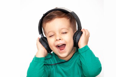 hafif bir arka plan üzerinde kulaklık duygusal çocuk