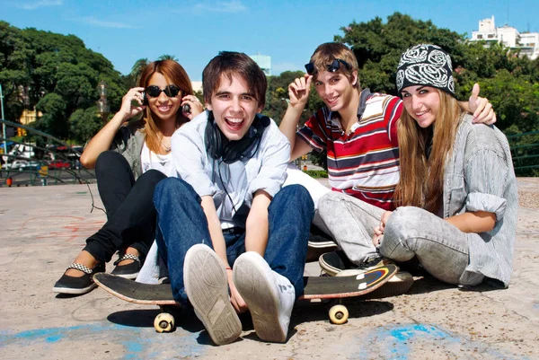 Teenagers Sitting Street — Stock Photo, Image