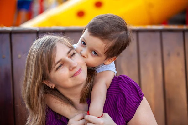Madre Con Carino Figlioletto Nel Parco — Foto Stock