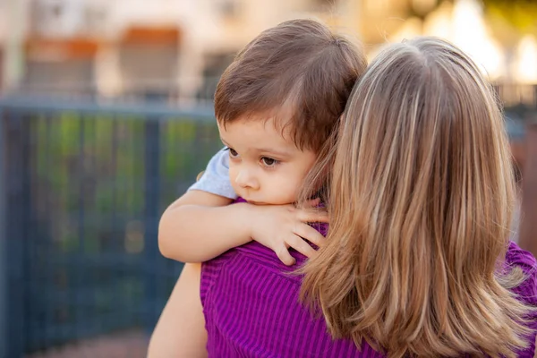 Niño Triste Hombro Madre — Foto de Stock