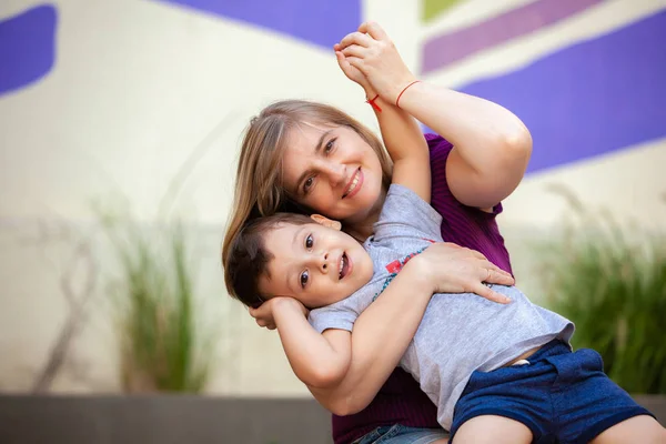 Portret Van Gelukkige Moeder Met Haar Zoon Buitenshuis — Stockfoto