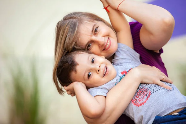 Retrato Mãe Feliz Com Seu Filho Livre — Fotografia de Stock