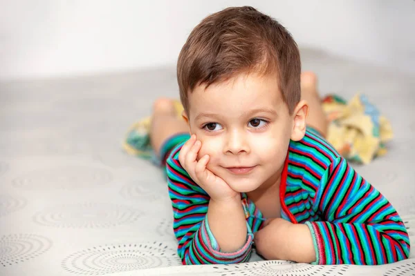 Retrato Menino Cama — Fotografia de Stock