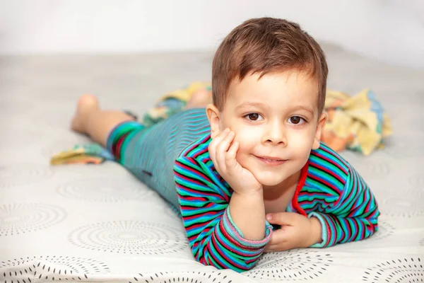 Retrato Menino Cama — Fotografia de Stock