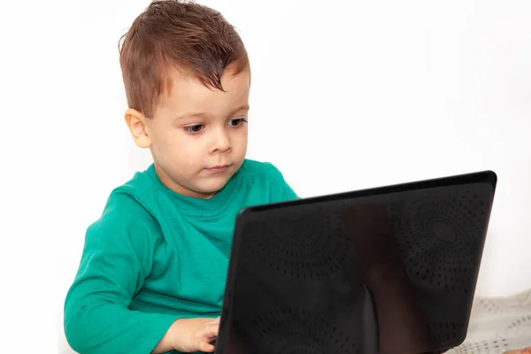 情绪男孩与笔记本电脑在轻背景 — 图库照片