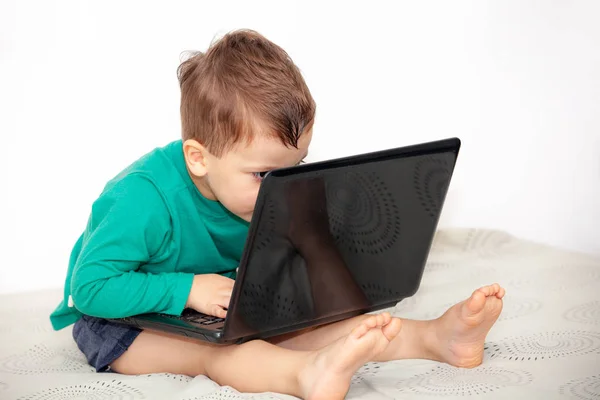 Emotionele Jongen Met Laptop Een Lichte Achtergrond — Stockfoto