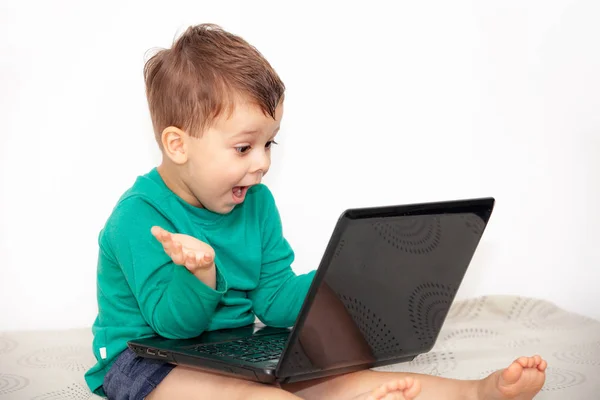 Emotionell Pojke Med Bärbar Dator Ljus Bakgrund — Stockfoto