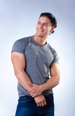 ışık arka plan genç çekici adam portresi