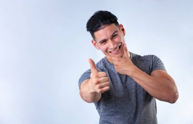 ışık arka plan genç çekici adam portresi