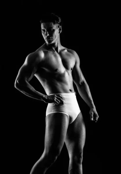 Sehr Muskulös Schöner Athletischer Mann Auf Schwarzem Hintergrund — Stockfoto