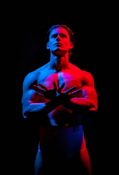 Мускулистый Красивый Атлетичный Мужчина Раскрашенный Красный Синий Свет Черном Фоне — стоковое фото