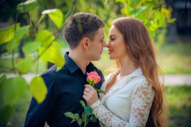 Aşk ve sevgi arasındaki parkta genç bir çift 