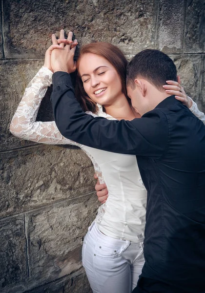 Liebe und Zuneigung zwischen einem jungen Paar im Park — Stockfoto
