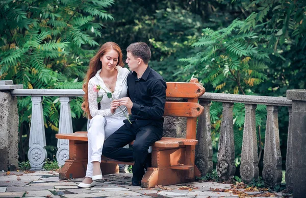 Любов і любов між молодою парою в парку — стокове фото