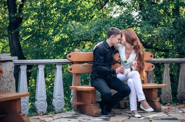 Amour et affection entre un jeune couple au parc — Photo
