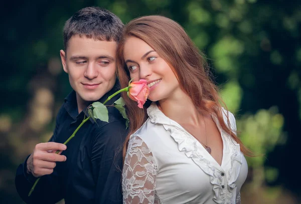 Kärlek och ömhet mellan ett ungt par på park — Stockfoto