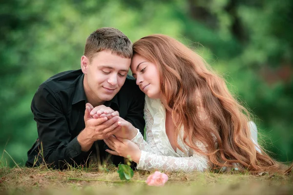 Amore e affetto tra una giovane coppia al parco — Foto Stock