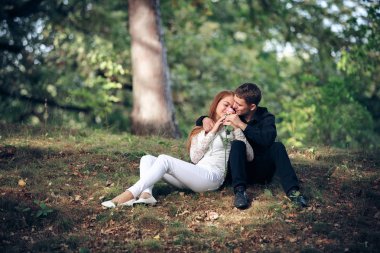 Aşk ve sevgi arasındaki parkta genç bir çift 