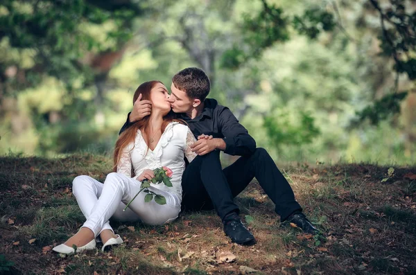 Amour et affection entre un jeune couple au parc — Photo