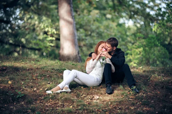 Aşk ve sevgi arasındaki parkta genç bir çift 
