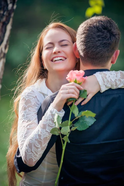 Lásky a náklonnosti mezi mladý pár v parku — Stock fotografie