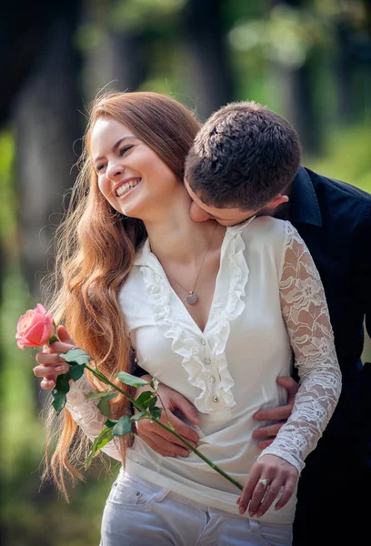 Amore e affetto tra una giovane coppia al parco — Foto Stock