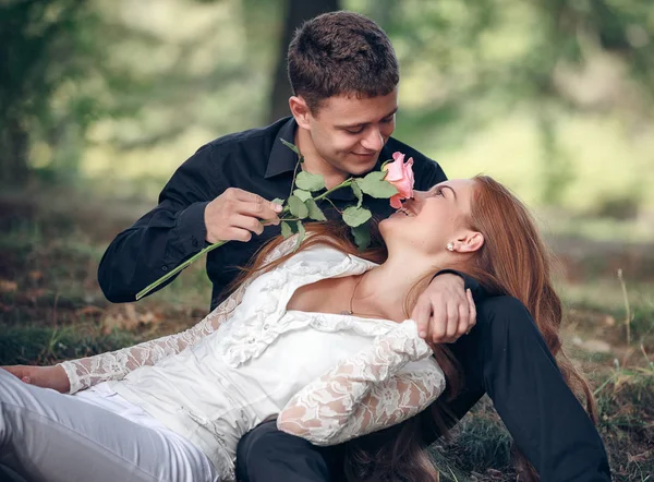 Amor e carinho entre um jovem casal no parque — Fotografia de Stock