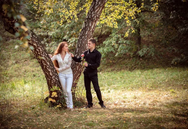 Love and affection between a young couple at the park — Stock Photo, Image