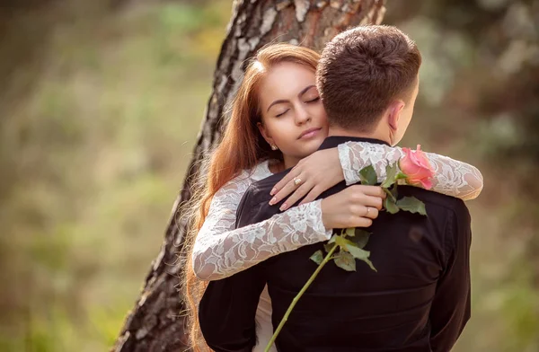 Amore e affetto tra una giovane coppia al parco — Foto Stock