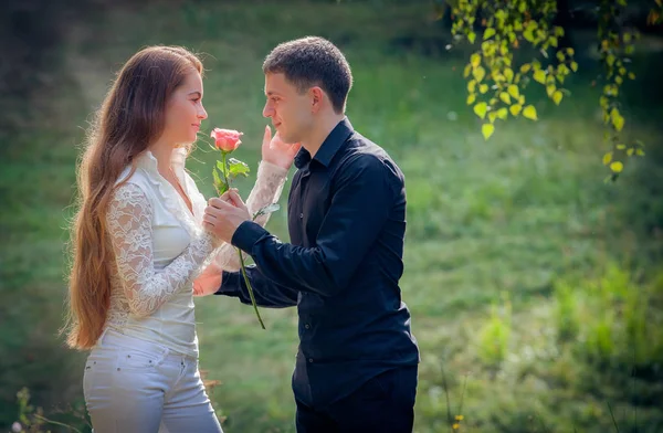 Lásky a náklonnosti mezi mladý pár v parku — Stock fotografie