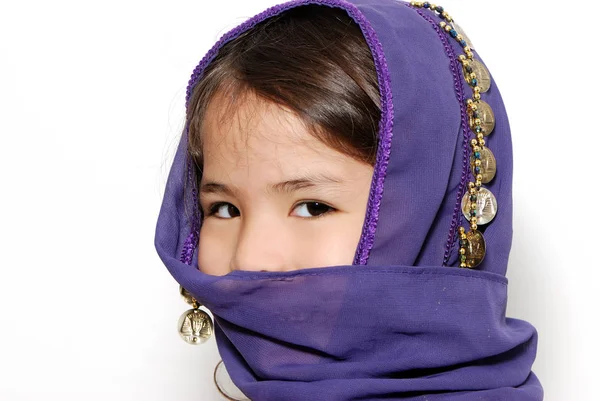 アラビア風のドレスを着たラテン系の少女の肖像画です — ストック写真