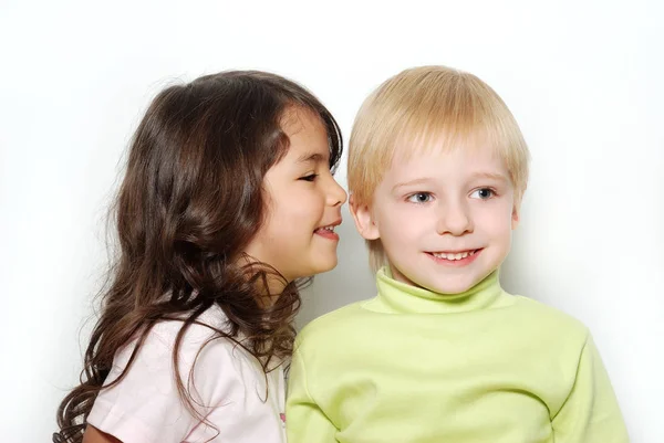 Portret Van Kinderen Meisjes Met Europese Jongen Witte Achtergrond — Stockfoto