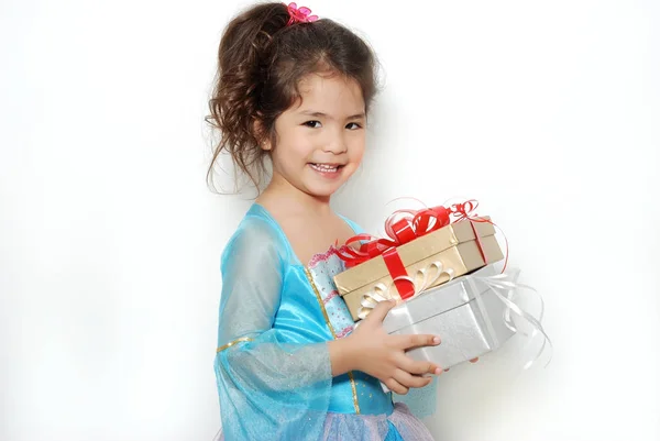 Portret Van Een Gelukkig Klein Latijn Meisje Met Geschenken Een — Stockfoto