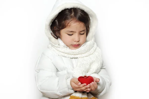 Das kleine Mädchen Spielzeugherz auf hellem Hintergrund. Neujahr — Stockfoto