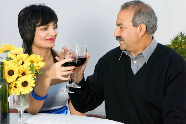 Pai Com Filha Restaurante Com Copos Vinho — Fotografia de Stock