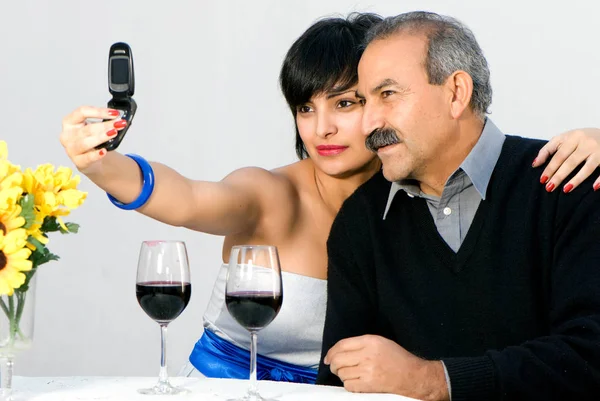 Pai Filha Tomando Uma Selfie Restaurante — Fotografia de Stock