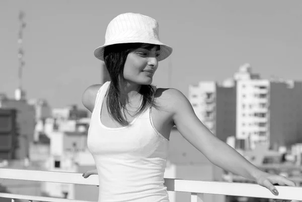 Retrato Una Joven Morena Blanco Sobre Fondo Azul Cielo — Foto de Stock