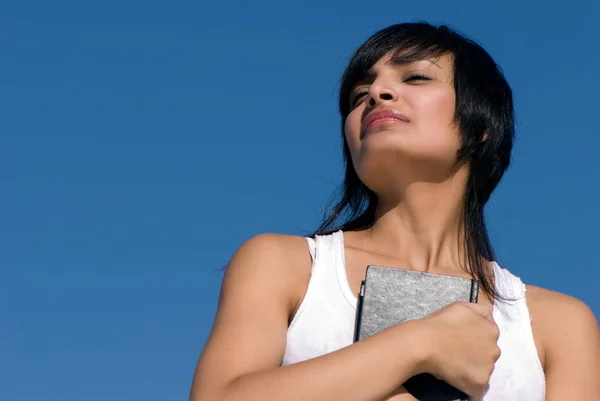 Portrait Jeune Femme Brune Tenant Cahier Dans Les Mains — Photo