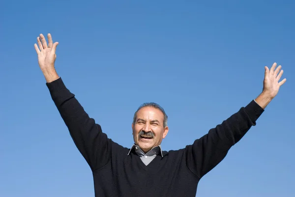 Porträt Eines Emotionalen Hispanischen Älteren Mannes — Stockfoto