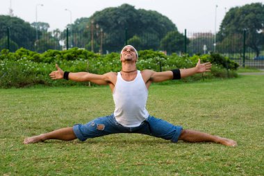 Parktaki adamın akrobatik performansı