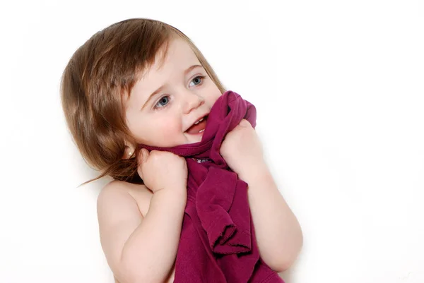 Portrait Petite Fille Tenant Tissu Rouge Foncé Sur Fond Blanc — Photo