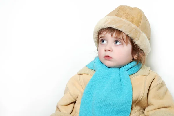 白い背景に暖かいコートと帽子の小さな女の子の肖像画 — ストック写真