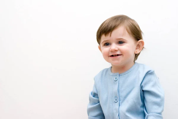 Portret Van Klein Meisje Blauwe Katoenen Jurk Witte Achtergrond — Stockfoto